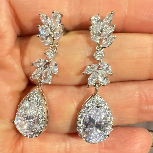 Crystal Leaf Teardrop Wedding Earring - Picture 1 of 3